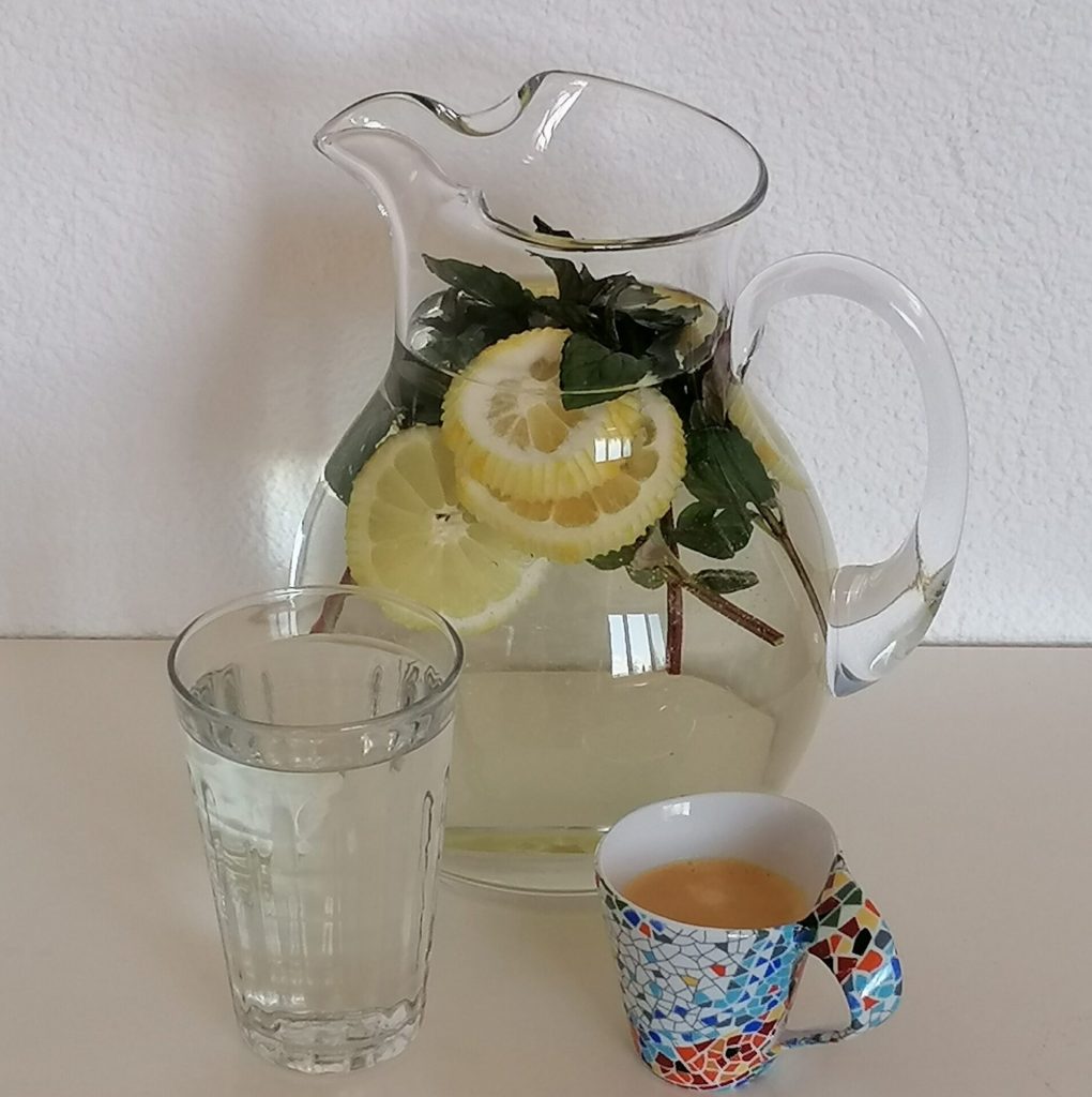 eau fraîche avec du citron, tasse de café
